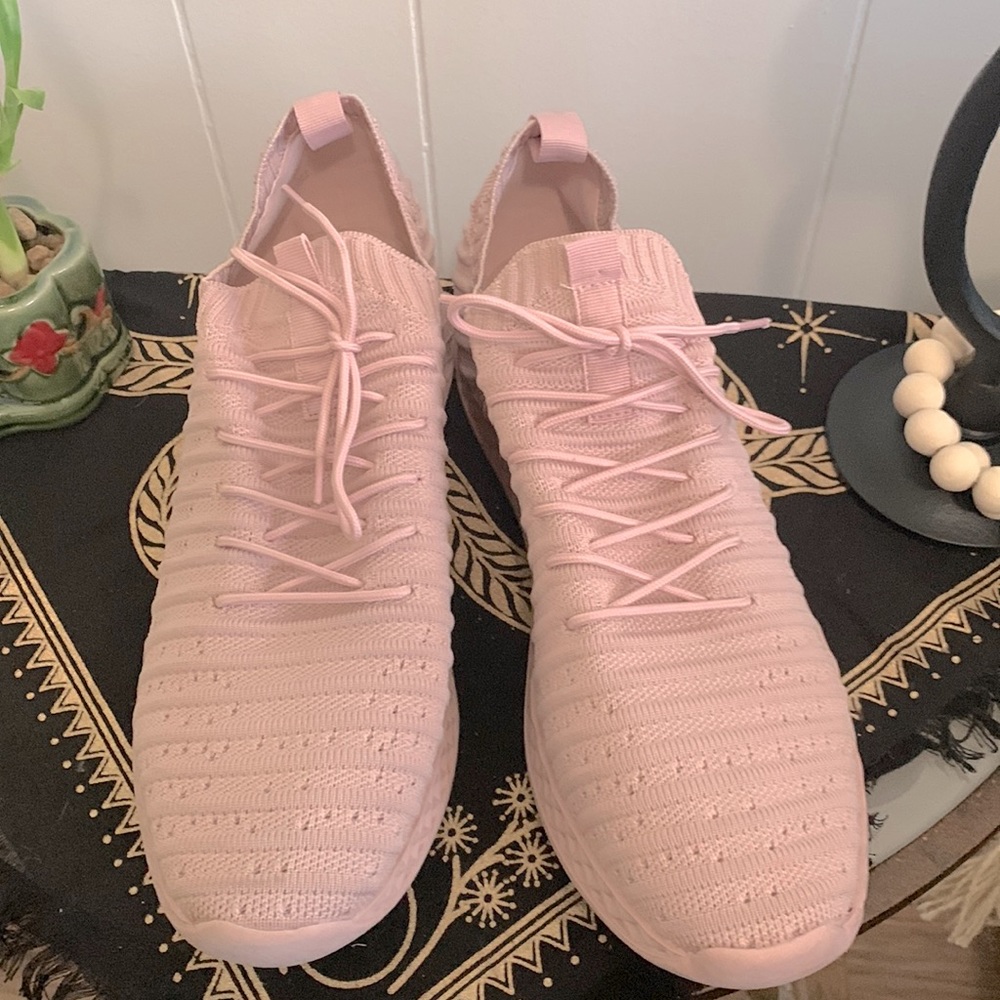 So cute pink breathable sneakers! Urban Sport Daisys